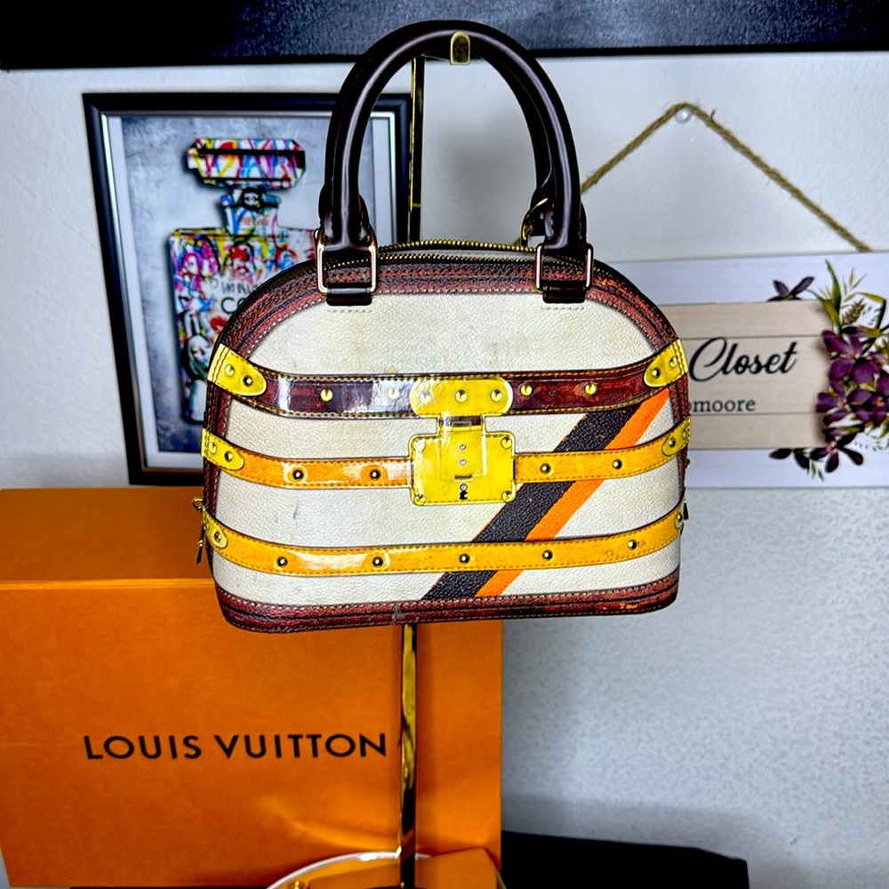Louis Vuitton
Alma BB patent leather handbag
Very good condition
Patent leather